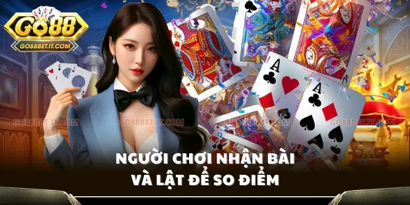 Người chơi nhận bài và lật để so điểm